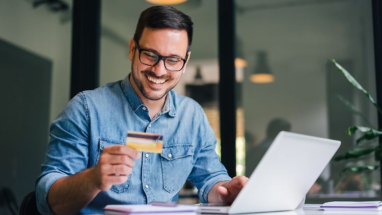 Neukunden der Gold Card von American Express können sich aktuell einen Willkommensbonus sichern. Lohnt sich das?
