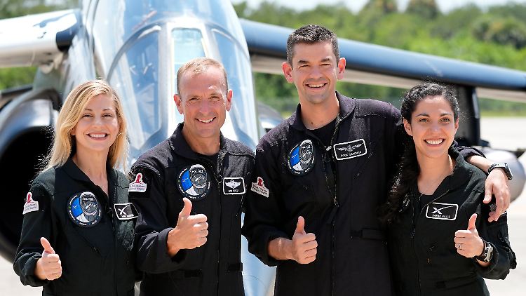 Die Astronauten Anna Menon, Scott Poteet, Jared Isaacman und Sarah Gillis.