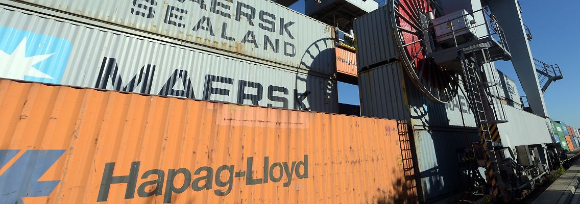 Container von Hapag-Lloyd und Maersk stehen in einem Umschlagbahnhof.