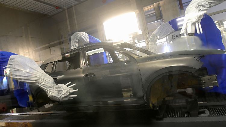 Lackierroboter arbeiten an einer Volkswagen-Produktionslinie in Wolfsburg.