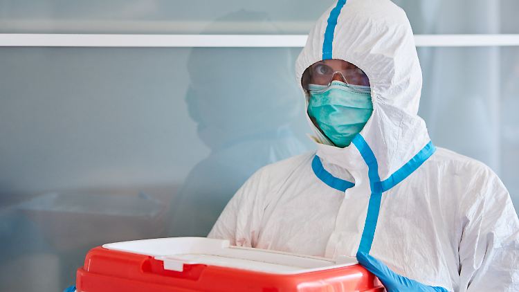 Ein Mediziner transportiert ein gespendetes Organ: In Deutschland müssen Bürger explizit in eine Organspende einwilligen.