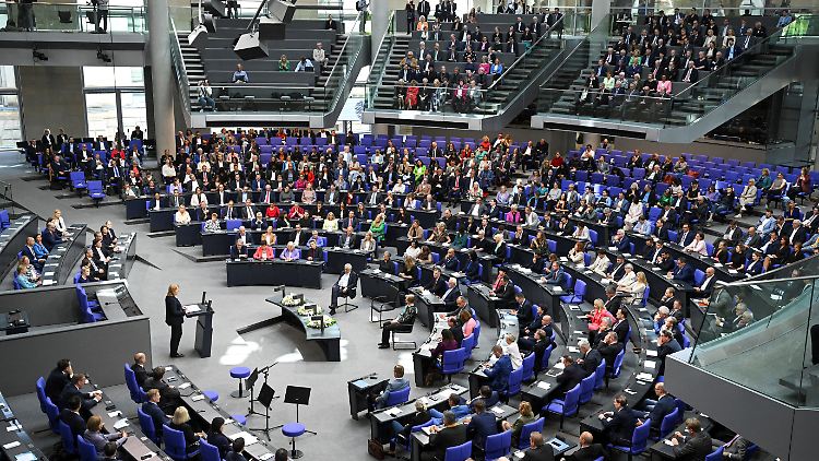 "Ich bin überzeugt: Unsere Demokratie ist stark, und wehrhaft gegenüber allen, die ihr schaden wollen", sagte Bundestagspräsidentin Bas.