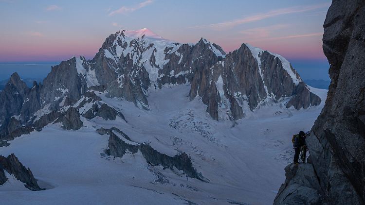 Der Mont Blanc liegt an der Grenze zwischen Frankreich und Italien. Er ist der höchste Berg der Alpen.