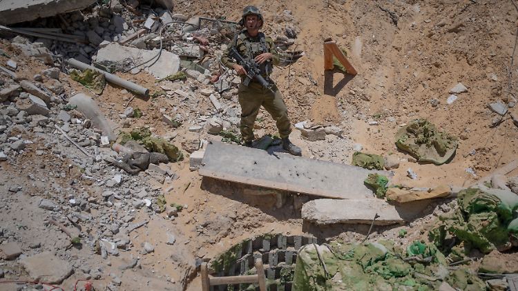 Der israelische Militärsprecher Daniel Hagari besichtigte im Juli 2024 mit Reportern einen von der israelischen Armee gesprengten Tunnel der Hamas in Rafah.