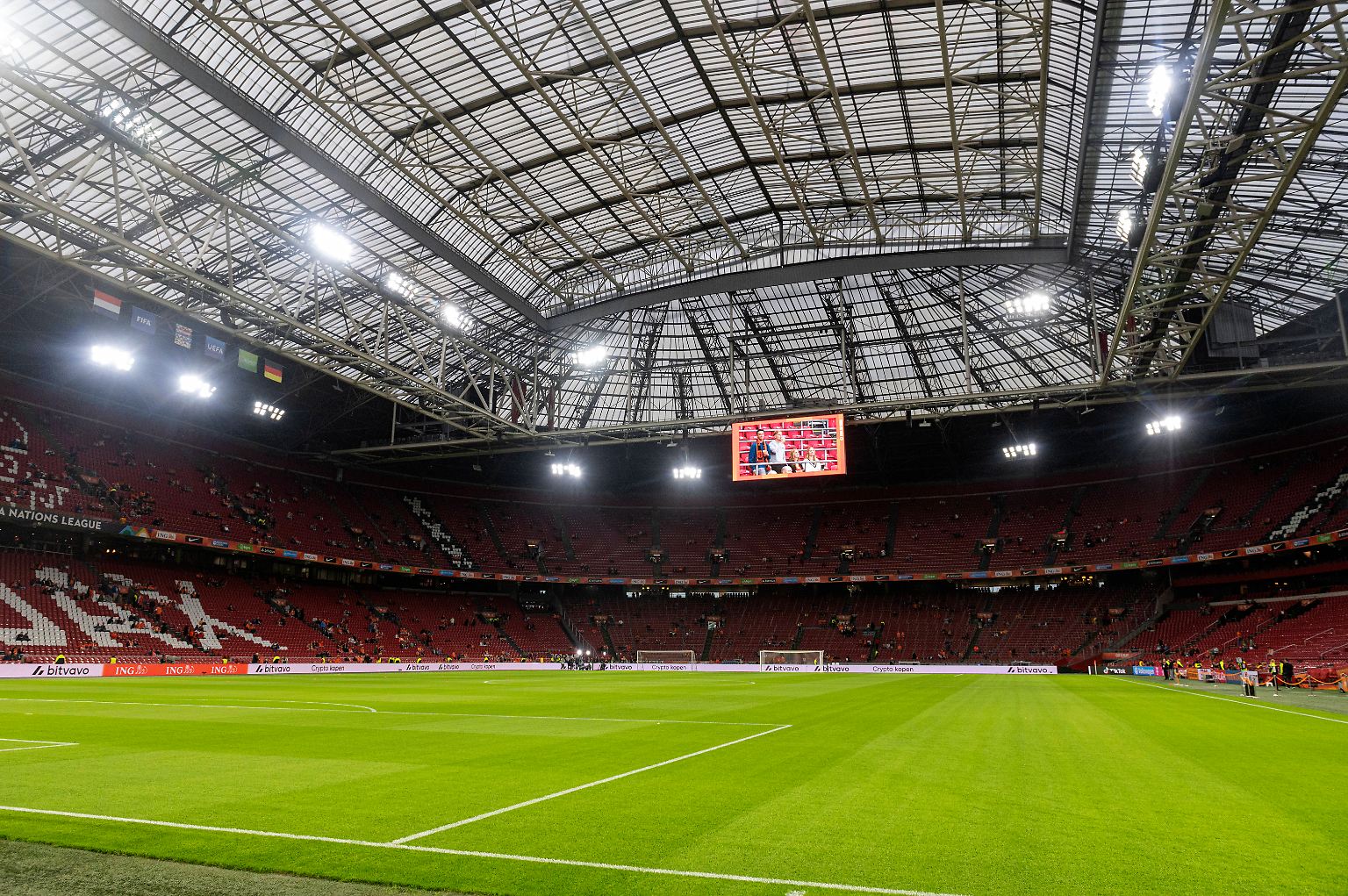 Um Regen und Sturm auszusperren, bleibt das Dach der Arena in Amsterdam zu.