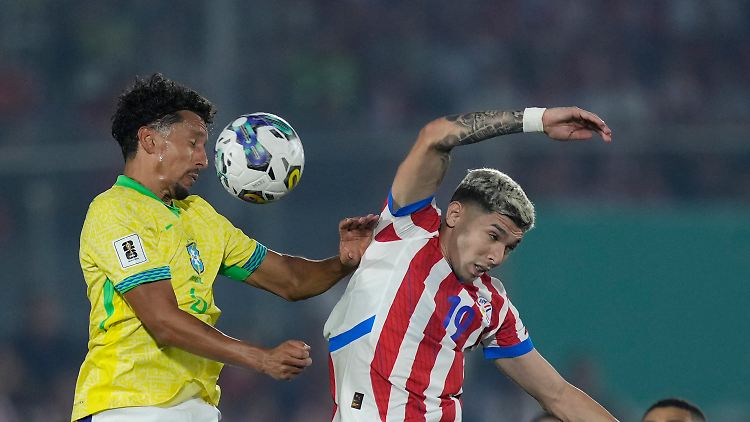 Brasiliens Marquinhos (l) und Paraguays Julio Enciso versuchen einen Kopfball.