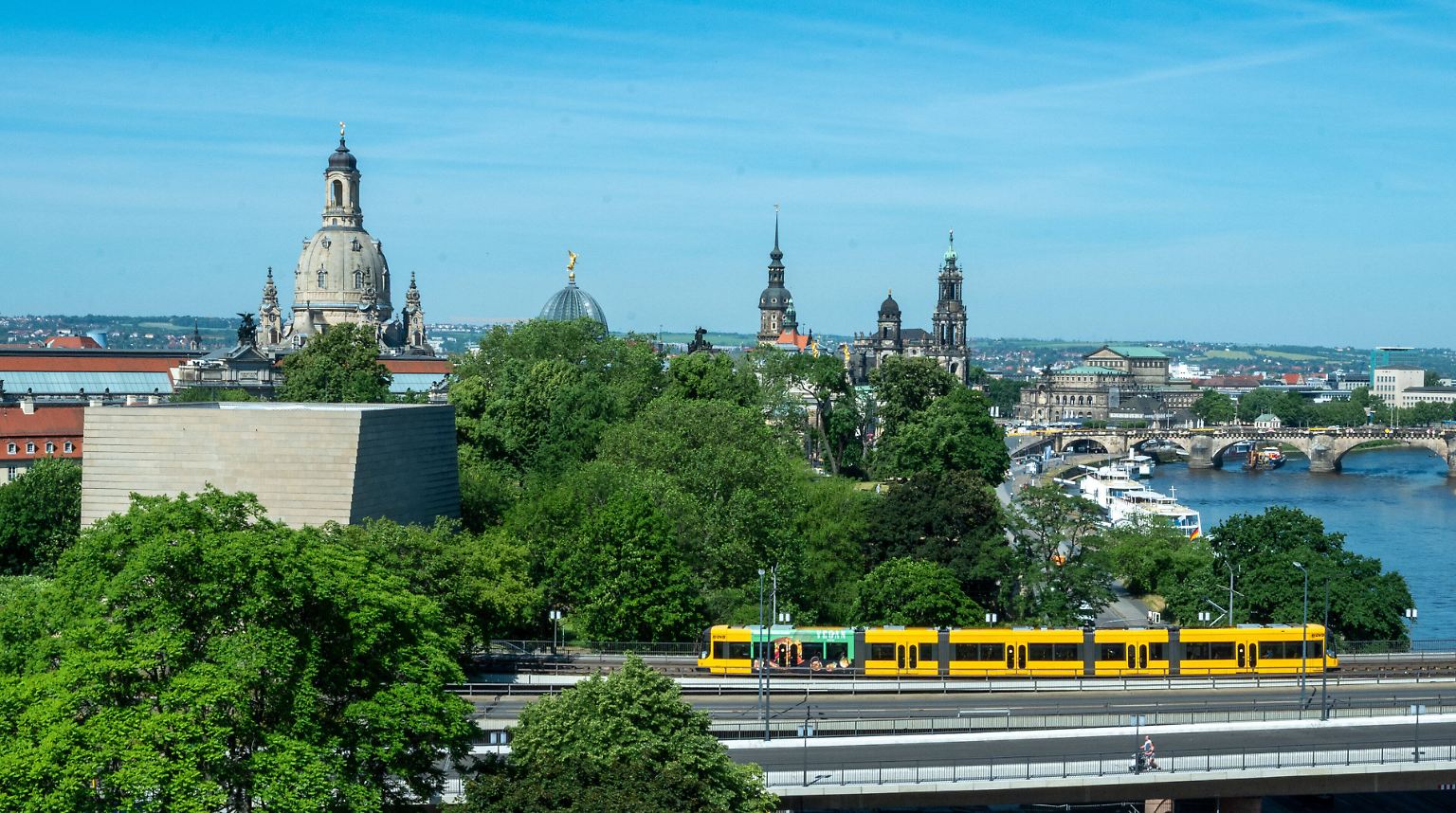 Die Carolabrücke in Dresden ...