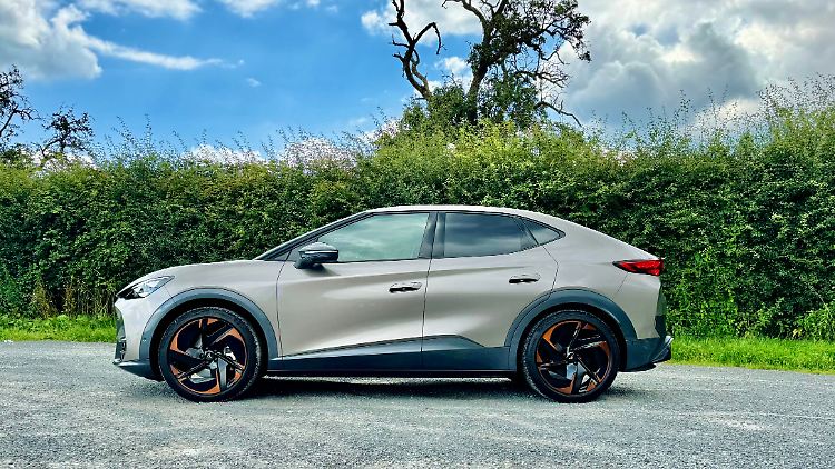 Akzente setzt der 4,64 Meter messende Cupra Tavascan ganz klar mit seinen schicken Felgen im Bronze-Look. Dank burschikoser Radhausverkleidungen erhält er einen leichten Trekking-Touch.