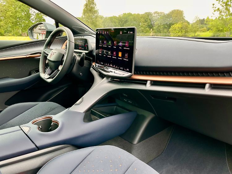 Extravagante Architektur, großer Monitor und solide Verarbeitung sind der Stoff, aus dem automobile Träume sind? Könnte man meinen. Manch einer hätte jedoch gern etwas mehr Funktionalität. Die Temperatureinstellung über die Touchflächen nervt.