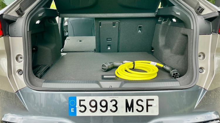 Klappt man die Rücksitze um, lassen sich auch lange Gegenstände ganz ordentlich transportieren mit dem SUV. Hier kann er es locker mit einem Kombi aufnehmen.
