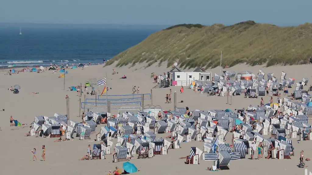 Strandkoerbe-stehen-an-einem-Sommertag-am-Nordstrand-der-ostfriesischen-Insel-Norderney