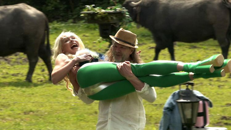 Am Anfang haben zum Beispiel Theresia Fischer und ihr Freund Stefan Kleiser noch Spaß - aber schon nach der ersten Nacht ist der Lack ab!