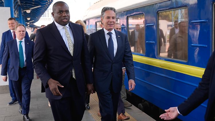 Die Außenminister Blinken (r.) und Lammy erreichten Kiew nach einer neunstündigen Zugfahrt.