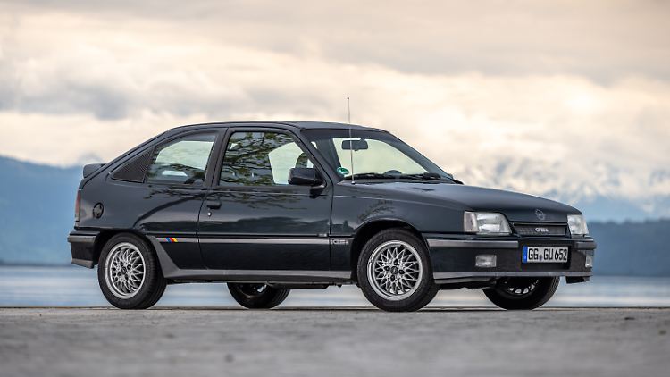 Eine Rennsemmel für den Altkanzler: Helmut Schmidt und seine Frau Loki nutzten diesen Opel Kadett GSi fünf Jahre lang.