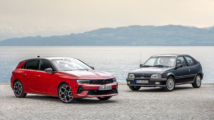 Groß geworden und elektrifiziert: Der aktuelle Opel Astra trifft den Kadett GSi, mit dem einst Helmut Schmidt unterwegs war.