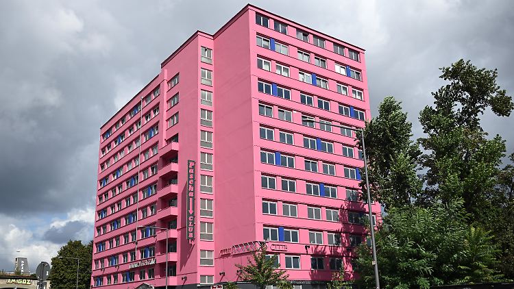 Die Besitzer dürfen das markante elfstöckige pinkfarbene Gebäude laut Staatsanwaltschaft nicht veräußern.