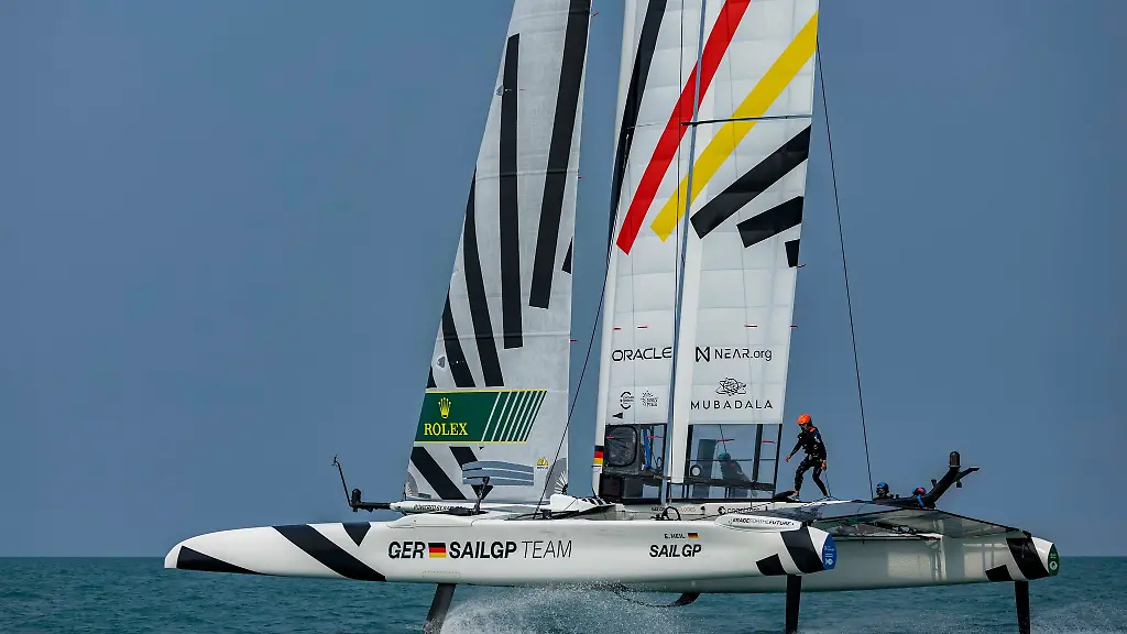 Hier-ist-das-deutsche-SailGP-Team-beim-Training-auf-dem-Lake-Michigan-zu-sehen