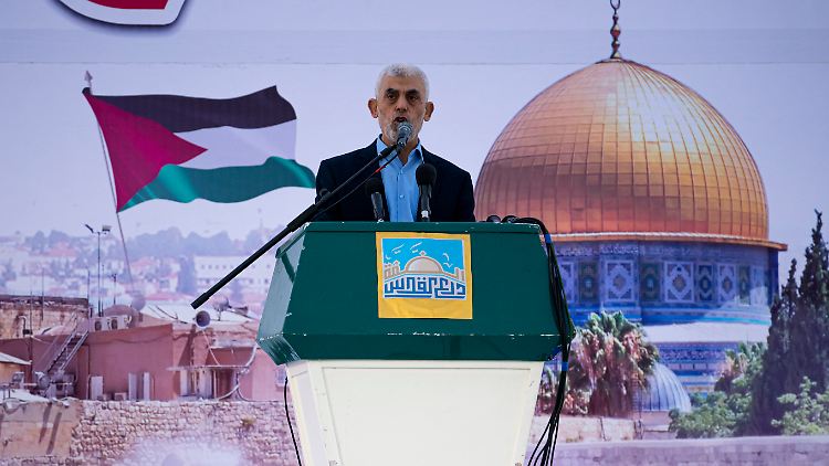 Sinwar bei einem Auftritt im April 2023. Er hält sich vermutlich im Tunnelsystem unter dem Gazastreifen versteckt. 