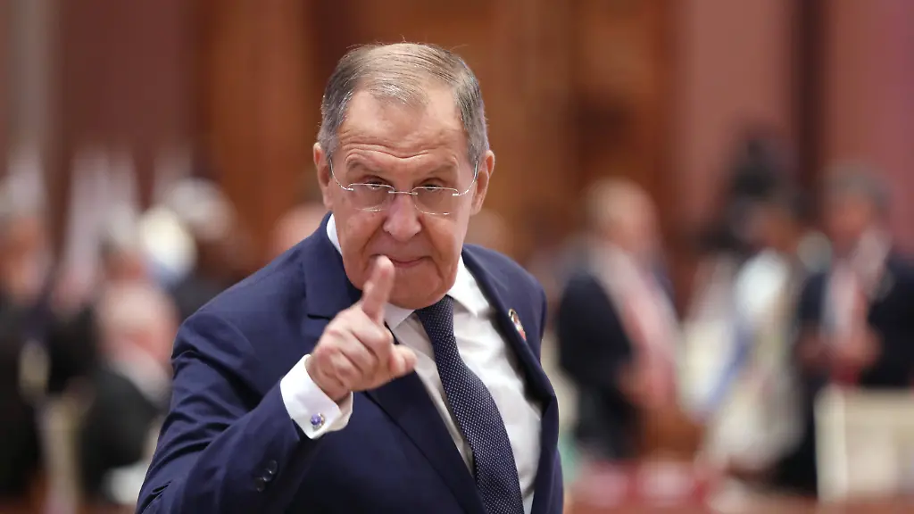 Der-Zeigefinger-ist-oben-Der-russische-Aussenminister-Sergej-Lawrow-zeigt-sich-wenig-beeindruckt-von-den-Bemuehungen-des-UN-Generalsekretaers