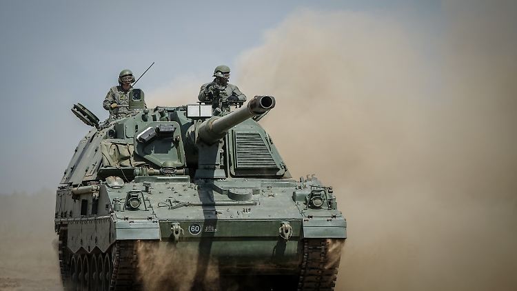 Eine Panzerhaubitze 2000 bei der NATO-Übung "Griffin Storm" von Bundeswehrsoldaten zusammen mit der litauischen Armee.