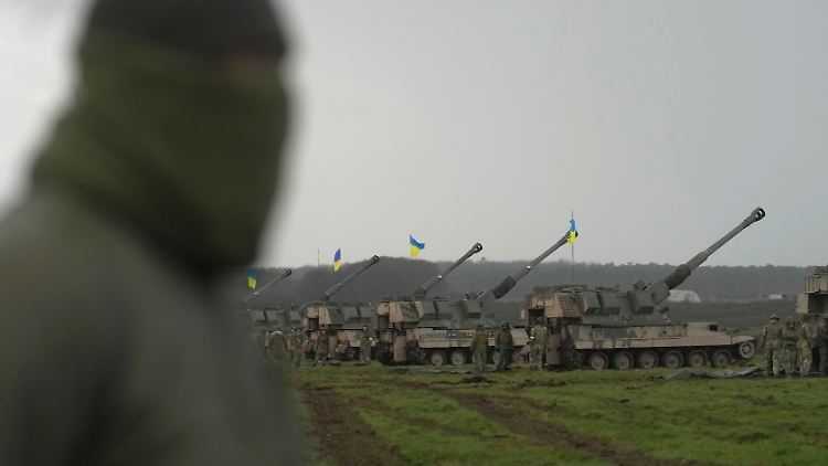 Ein ukrainischer Soldat bei einer Militärübung mit AS90-Panzerhaubitzen in England.