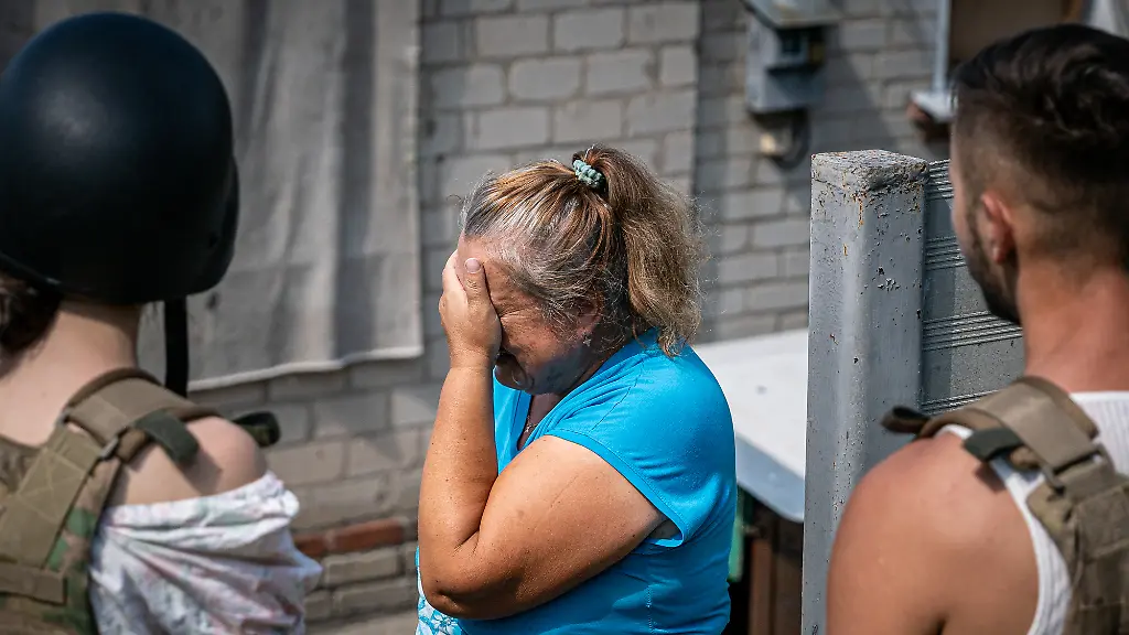 Freiwillige-Helfer-von-Road-to-Relief-sprechen-mit-Anwohnern-in-Kupjansk