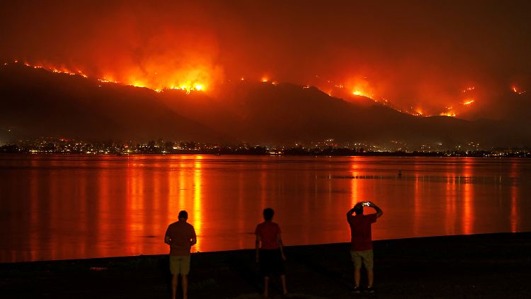 Am Lake Elsinore fressen sich die Flammen durch das trockene Unterholz. 