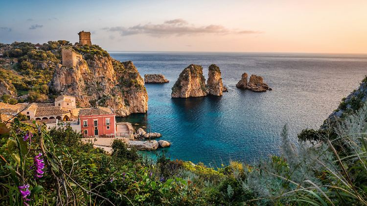 Die Faraglioni di Scopello im Nordwesten Siziliens: Die Wirklichkeit im Urlaub ist viel schöner als eine Ansichtskarte aus dem Urlaub.