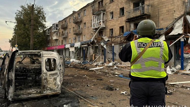 Ein Polizist macht ein Foto von einem durch den russischen Angriff beschädigten Wohnhaus in Konotop in der Region Sumy. 