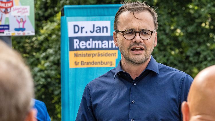 Jan Redmann, 44, kommt aus Wittstock und möchte der nächste Ministerpräsident Brandenburgs werden. In Umfragen liegt seine CDU aber hinter AfD und SPD. Seit er betrunken auf einen E-Scooter gestiegen ist, hat er so einen Roller nicht mehr angerührt. 