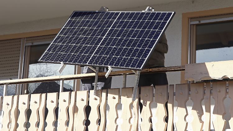 Sind Mini-PV-Anlagen sicher? Wurden sie korrekt angemeldet? Wer kontrolliert eigentlich Balkonkraftwerke?