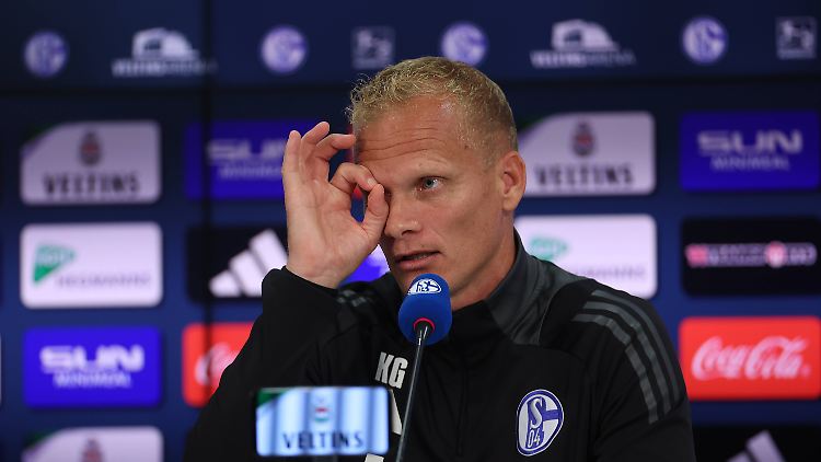 Guckt in eine ungewisse Zukunft: Schalkes Trainer Karel Geraerts.