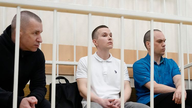 Den Anwälten Igor Sergunin, Alexej Lipzer und Vadim Kobsev (l.-r.) wird vorgeworfen, Verbindungen zu extremistischen Gruppen zu pflegen.