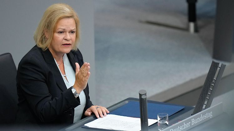 Das Bundesamt hat Entscheidungen über Asylanträge von Syrern gestoppt. Nancy Faeser mahnt nun zur Geduld - die Lage sei unklar.