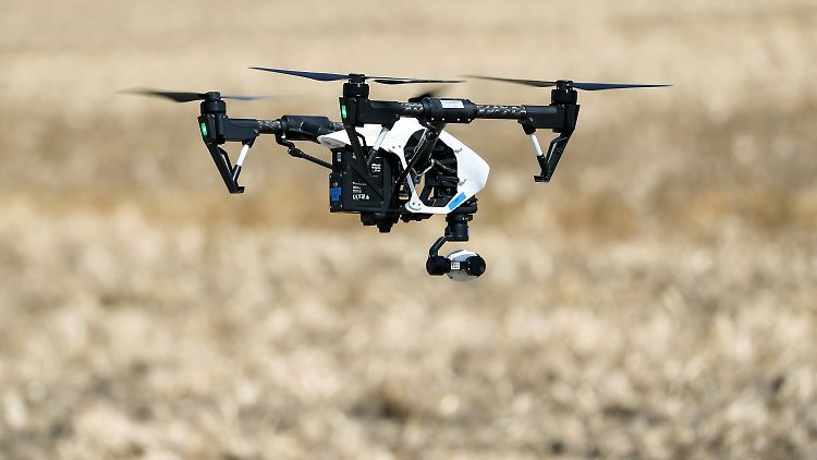 Eine Drohne vom Typ DJI Inspire 1 mit der Kamera Xenmuse X3 fliegt über ein Feld in der Nähe von Halle. 