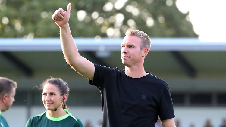 Tommy Stroot bleibt jetzt doch Trainer in Wolfsburg.