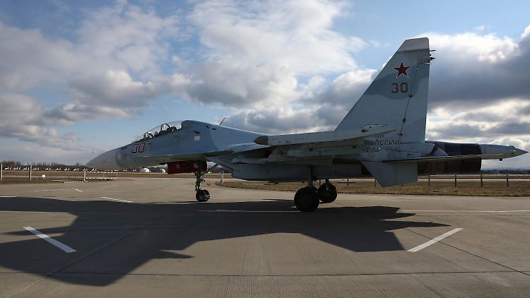 Ein russisches Kampfflugzeug vom Typ Su-30 rollt über einen Flugplatz in der Region Krasnodar. 