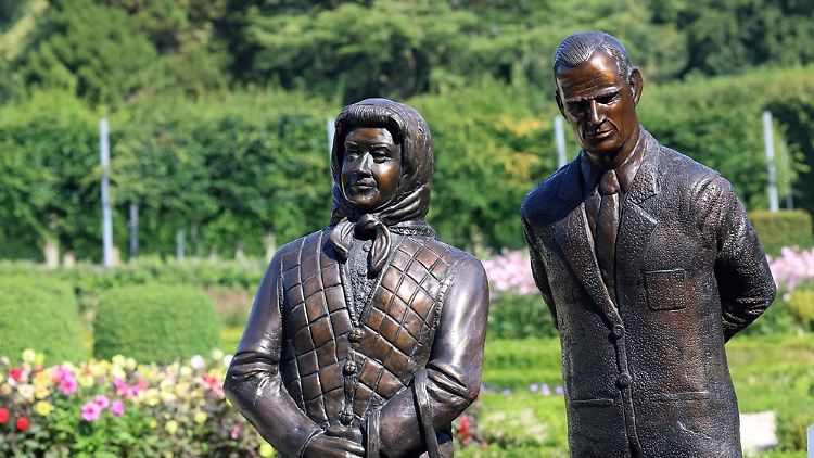 Hommage oder ein Verbrechen: Queen Elizabeth II. und Prinz Philip samt Hund in Bronze.