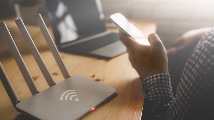 Kein WLAN im Arbeitszimmer? Muss nicht sein. Mit Repeatern, Mesh-Routern und Powerlines gibt es gute WLAN-Lösungen.