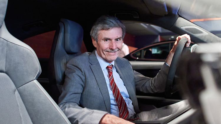 Ferdinand Dudenhöffer ist Gründer des CAR-Center Automotive Research in Bochum. Der Volkswirt zählt zu den renommiertesten Kennern der Autoindustrie. Bis zu seiner Pensionierung lehrte er an der Universität Duisburg-Essen.