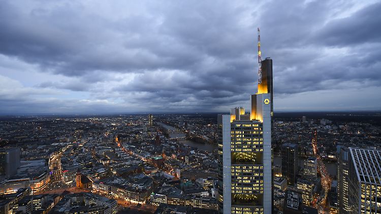 Im Commerzbank-Tower in Frankfurt herrscht Berichten zufolge Alarmstimmung zu Recht, sagt Analyst Dieter Hein.