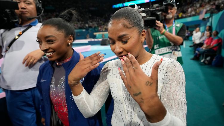 Jordan Chiles und Turnsuperstar Simone Biles.