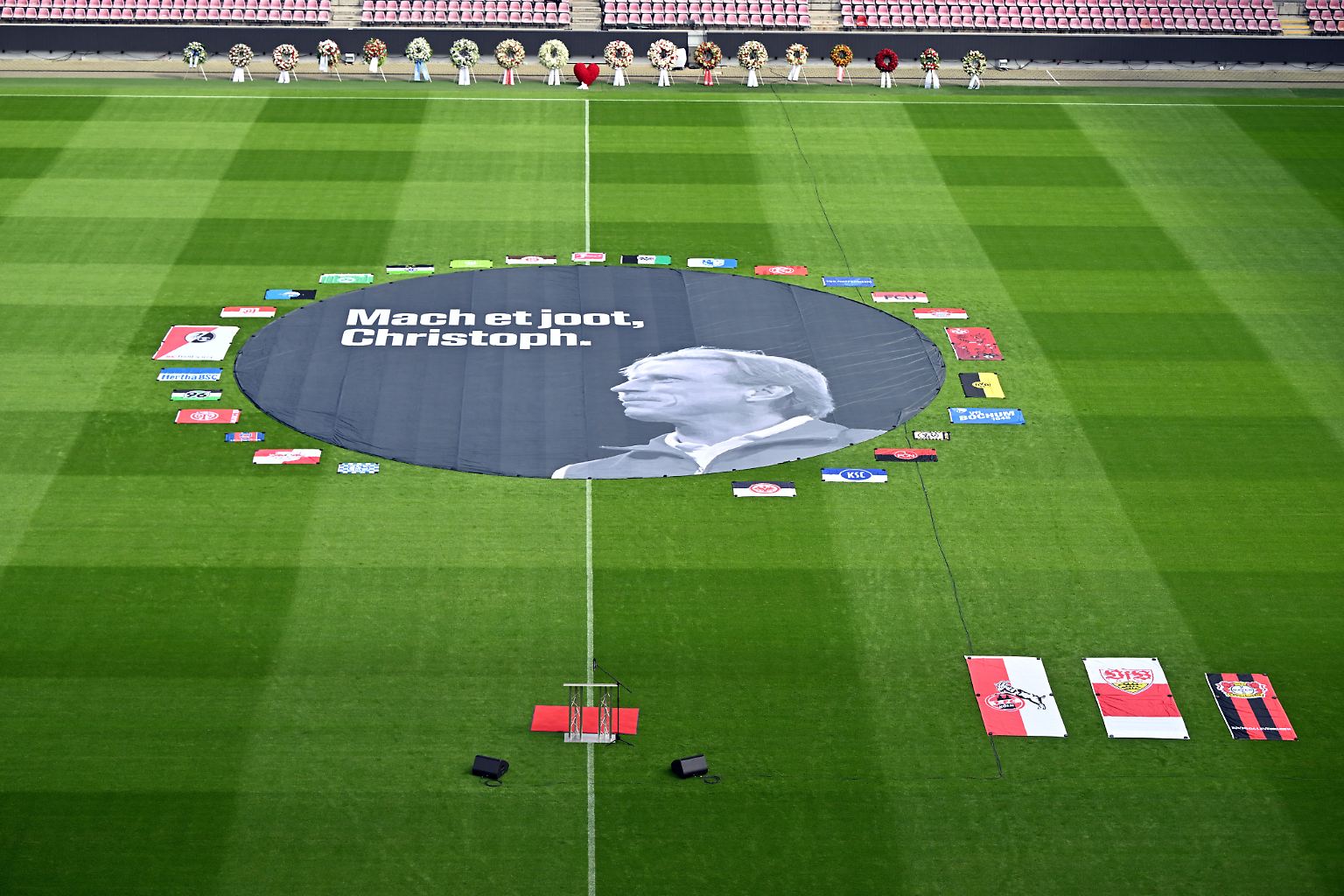 Trauerfeier im Kölner Stadion: Der deutsche Fußball verabschiedet sich mit großen Worten von Christoph Daum.