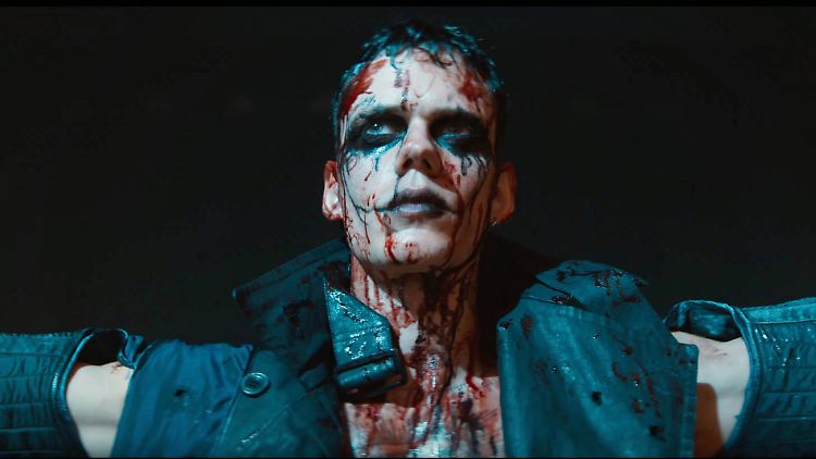 In "The Crow" geht es 2024 ziemlich blutig zu.