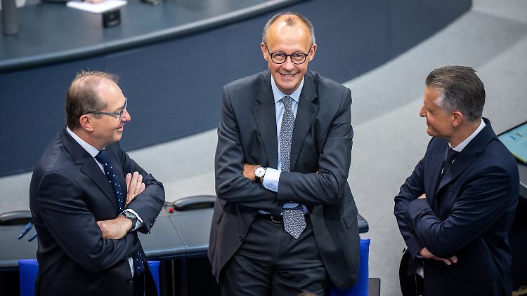 Die Opposition bleibt dran: CDU-Chef Merz spricht am Donnerstag mit CSU-Landesgruppenchef Dobrindt (l) und dem parlamentarischen Geschäftsführer der Union, Frei (r).
