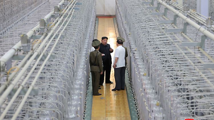 Kim im Kontrollraum einer Urananreicherungsanlage.