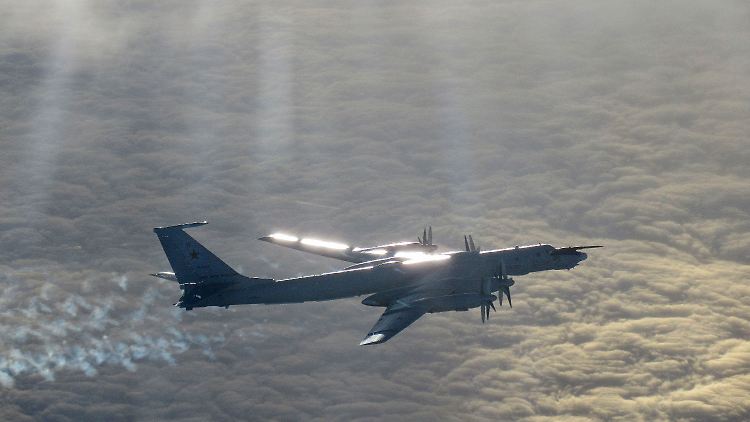 Ein russisches Flugzeug vom Typ Tu-142. Die Maschinen drangen japanischen Angaben zufolge nicht in den Luftraum des Inselstaats ein. 