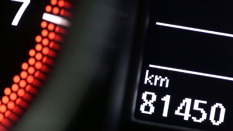 Fast die Hälfte der Autofahrer in Deutschland passt ihre jährliche Kilometerleistung nicht an, obwohl das Einsparpotenzial bieten würde.
