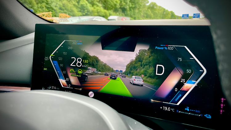 Leuchtet "Assist Plus", fährt der Fünfer zumindest zeitlich begrenzt freihändig.