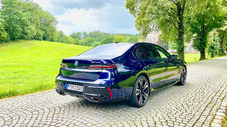 Die vierflutige Abgasanlage ist das Erkennungsmerkmal des M760e xDrive. Ob frühere V12-Kunden auf den Sechszylinder umsteigen, bleibt mehr als fraglich.